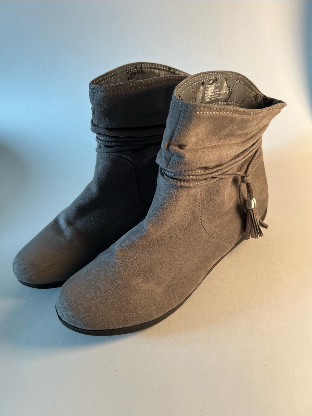 Stylish Women’s Gray Suede Ankle Boots with Tassel Accent Size 7.5